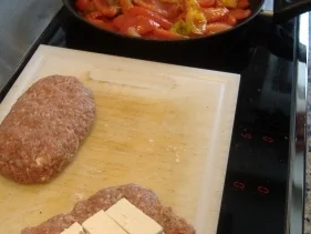 Rezept: Hacksteak gefüllt auf lauwarmen Paprikasalat Bild Nr. 3 Hacksteak gefüllt auf lauwarmen Paprikasalat - Rezept - Bild Nr. 3