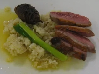 Rezept: Entenbrüstchen an Orangen-Sherrysoße, Couscous mit heißen Datteln Entenbrüstchen an Orangen-Sherrysoße, Couscous mit heißen Datteln - Rezept