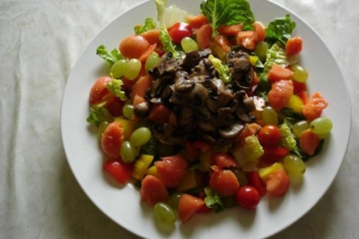 Salatteller mit Champignons, Papaya und Weintrauben - Rezept - Bild Nr. 3