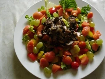 Rezept: Salatteller mit Champignons, Papaya und Weintrauben Bild Nr. 3 Salatteller mit Champignons, Papaya und Weintrauben - Rezept - Bild Nr. 3