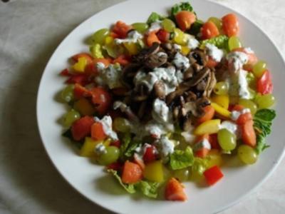Salatteller mit Champignons, Papaya und Weintrauben - Rezept