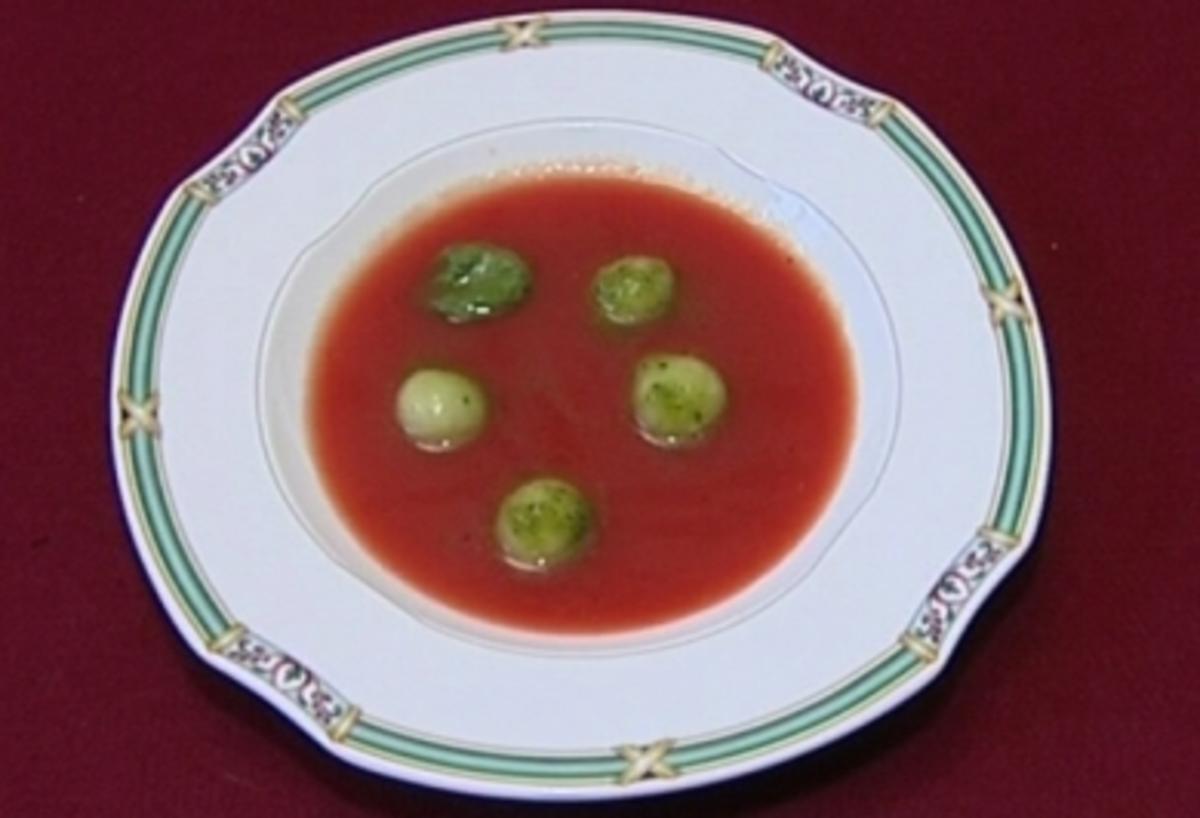 Bilder für Geeiste Tomaten-Melonen Suppe mit Cucumis-Melo-Kugeln und frischem Ciabatta (Peter Nottmeier) - Rezept