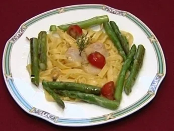 Rezept: Tagliatelle mit gratinierten Jakobsmuscheln an grünem Spargel und Cocktailtomaten im Goldfluss (Peter Nottmeier) Tagliatelle mit gratinierten Jakobsmuscheln an grünem Spargel und Cocktailtomaten im Goldfluss (Peter Nottmeier) - Rezept