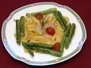 Tagliatelle mit gratinierten Jakobsmuscheln an grünem Spargel und Cocktailtomaten im Goldfluss (Peter Nottmeier) - Rezept