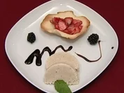 Kokos-Limetteneis im Hippenschälchen an Erdbeer-Minz-Komposition (Peter Nottmeier) - Rezept