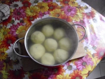 Rezept: Rippchen gekocht ~ Wiener Kartoffelklöße ~ Meerrettichsoße Bild Nr. 7 Rippchen gekocht ~ Wiener Kartoffelklöße ~ Meerrettichsoße - Rezept - Bild Nr. 7