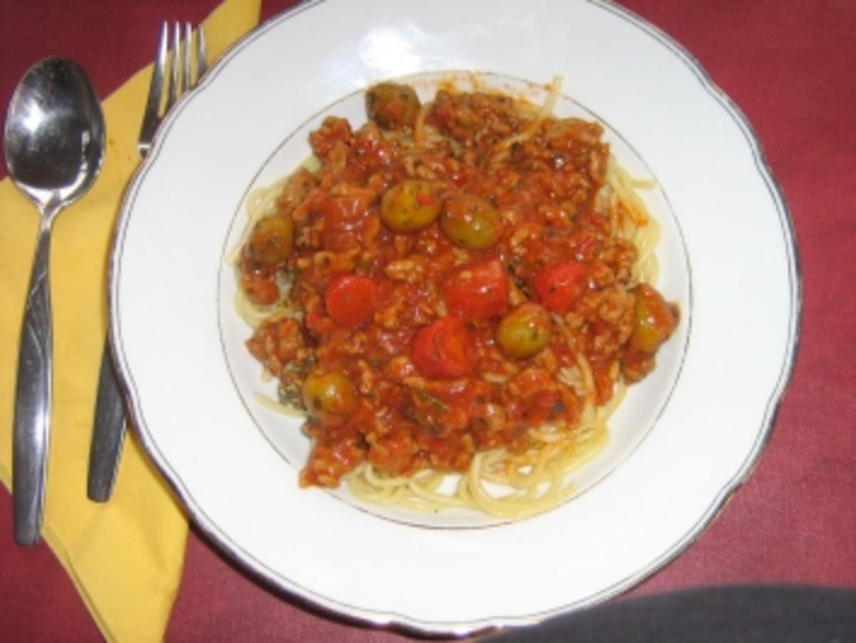 Spaghetti-Puten-Mozarellabolognese mit Oliven - Rezept