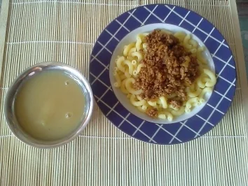 Rezept: Hörnli mit Hack und Apfelmus Hörnli mit Hack und Apfelmus - Rezept