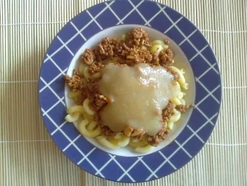 Rezept: Hörnli mit Hack und Apfelmus Hörnli mit Hack und Apfelmus - Rezept