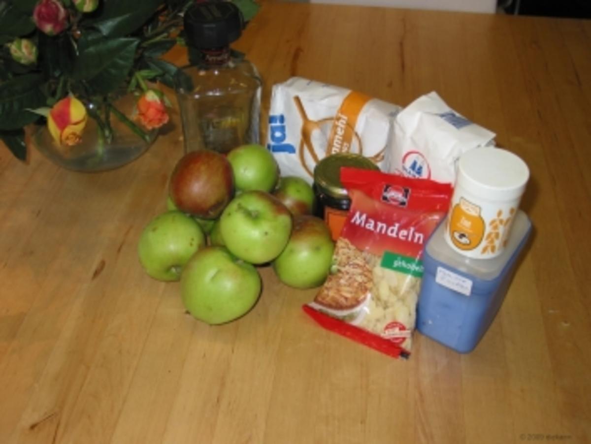 Appelkuchen mit Schmandguss überbacken und mit Walnussirup beglänzt - Rezept - Bild Nr. 2