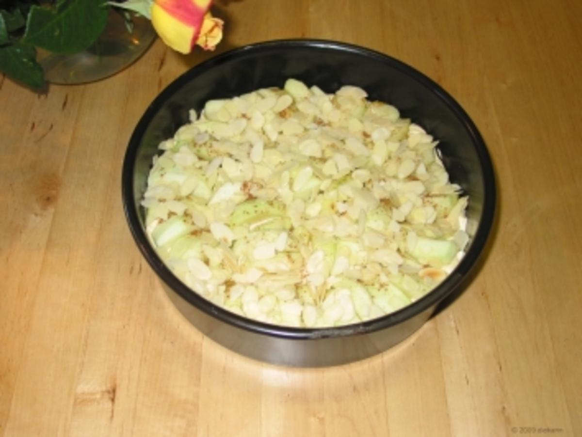 Appelkuchen mit Schmandguss überbacken und mit Walnussirup beglänzt - Rezept - Bild Nr. 4