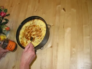 Appelkuchen mit Schmandguss überbacken und mit Walnussirup beglänzt - Rezept - Bild Nr. 6