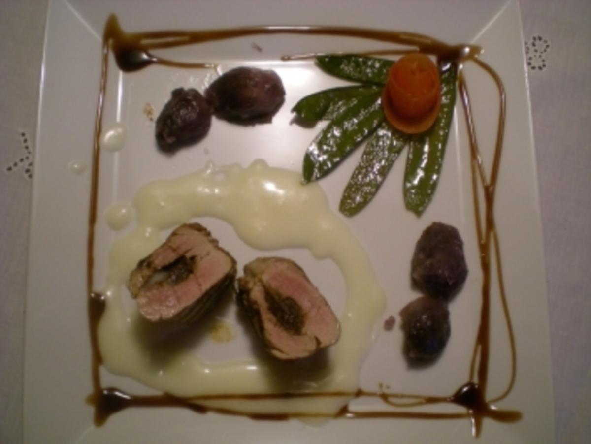 Bilder für gefülltes Schweine Filet an Champagner Sauce mit Trüffel Kartoffel & grünen Schoten - Rezept