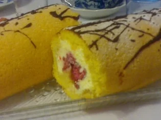 Biskuitroulade mit Himbeer - Joghurtfülle - Rezept - Bild Nr. 2