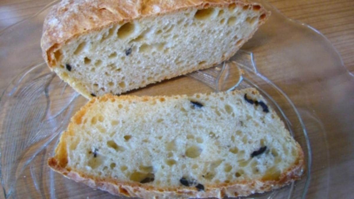 Brot --- Ciabatta mit schwarzen Oliven - Rezept