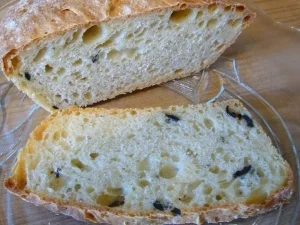 Brot --- Ciabatta mit schwarzen Oliven - Rezept