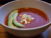 Tomatensuppe mit Avocadospalten und Schafskäsewürfeln - Rezept