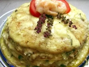 Schnelle Pfannkuchentorte mit Tunfisch, Krabben, Blue Cheese und Rucola - Rezept