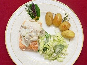 Rezept: Lachs mit Champignon-Sahne, Kartoffeln und Chinakohlsalat Lachs mit Champignon-Sahne, Kartoffeln und Chinakohlsalat - Rezept
