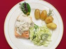Lachs mit Champignon-Sahne, Kartoffeln und Chinakohlsalat - Rezept
