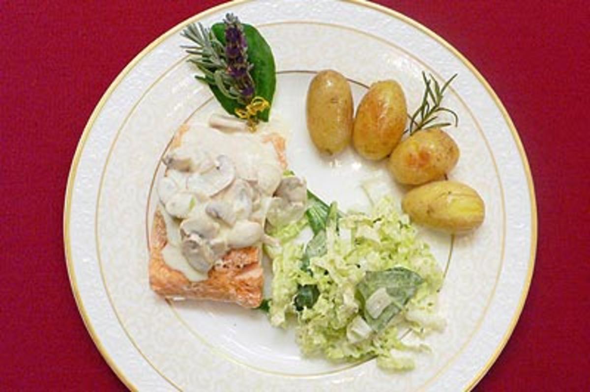 Lachs mit Champignon-Sahne, Kartoffeln und Chinakohlsalat - Rezept
Gesendet von Das perfekte Dinner