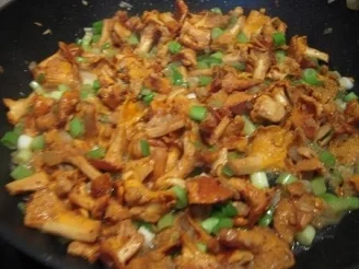 Pfifferlinge mit Lauchzwiebeln und Rührei - Rezept - Bild Nr. 3