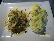 Rezept: Zwiebelkasseler in Honig-Senf-Sahne Zwiebelkasseler in Honig-Senf-Sahne - Rezept