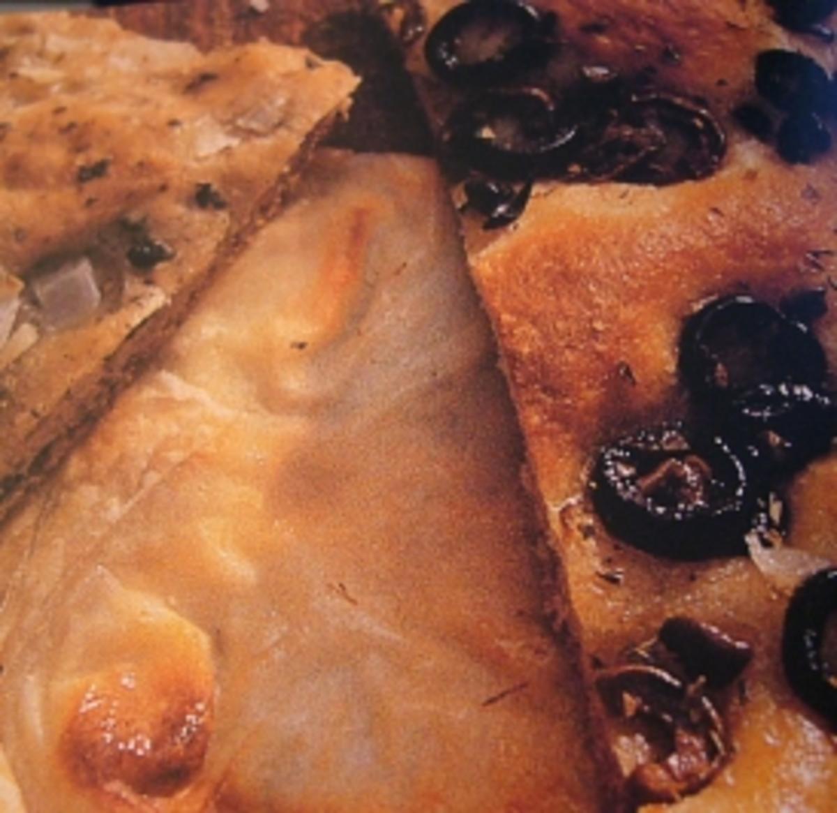 Brot --- Focaccia mit Käse, Oliven und Zwiebeln - Rezept