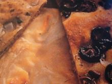Brot --- Focaccia mit Käse, Oliven und Zwiebeln - Rezept