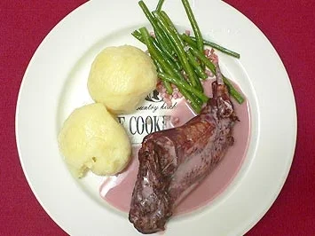 Kaninchenkeule mit selbst gemachten Knödeln und Bohnen mit Speck - Rezept