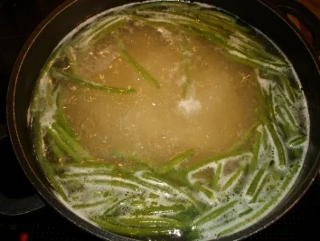 Nudeln mit Bohnen und würzigem Käse - Rezept