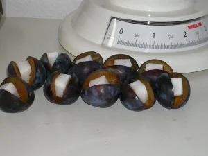 Rezept: Pflaumenknödel mit Kompott Bild Nr. 2 Pflaumenknödel mit Kompott - Rezept - Bild Nr. 2