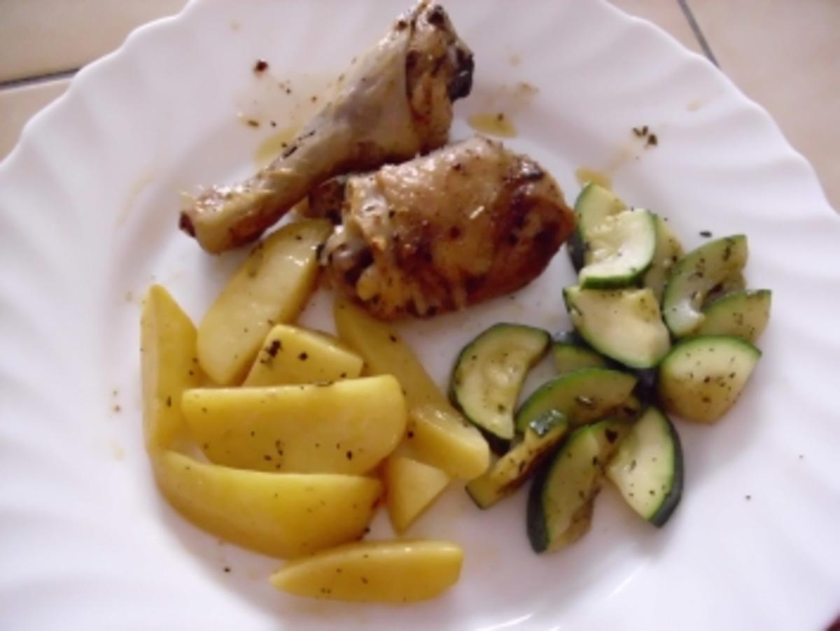 Hähncheschenkel mit Backkartoffeln und Zucchinigemüse - Rezept