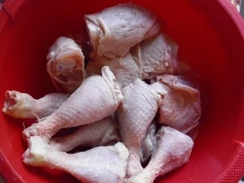 Hähncheschenkel mit Backkartoffeln und Zucchinigemüse - Rezept - Bild Nr. 2