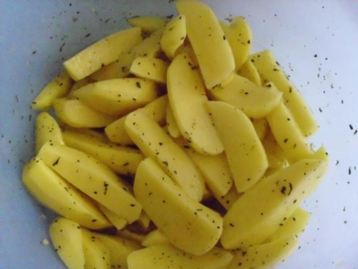 Hähncheschenkel mit Backkartoffeln und Zucchinigemüse - Rezept - Bild Nr. 6