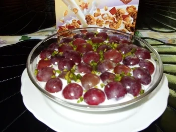 Schokomüsli mit roten Trauben und Pistazienkerne - Rezept