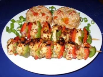 Gebratene scharfe Puten-Paprika-Spieße mit Tomaten-Lauchzwiebel-Reis - Rezept