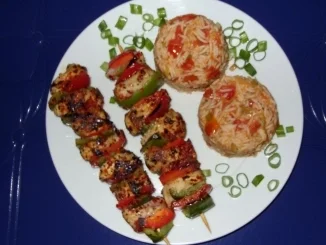 Gebratene scharfe Puten-Paprika-Spieße mit Tomaten-Lauchzwiebel-Reis - Rezept - Bild Nr. 8