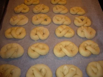 Rezept: Kikis Pudding-Hefebrezeln Bild Nr. 13 Kikis Pudding-Hefebrezeln - Rezept - Bild Nr. 13