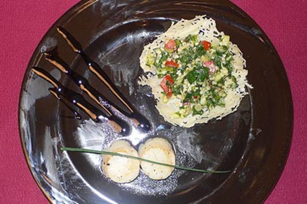 Parmesankörbchen mit Tabule und Jakobsmuscheln - Rezept