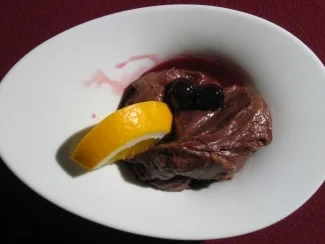 Rezept: Schokocreme mit Marzipan und Amarenakirschen Schokocreme mit Marzipan und Amarenakirschen - Rezept