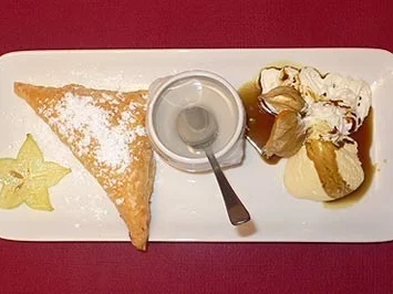 Rezept: Mozzarella in Blätterteig mit süßer Rosensoße, dazu Vanilleeis mit Kürbiskernöl Mozzarella in Blätterteig mit süßer Rosensoße, dazu Vanilleeis mit Kürbiskernöl - Rezept