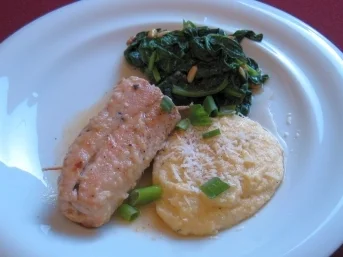 Putenfleischröllchen mit Gemüseeinlage, Polenta cremosa, Blattspinat u. Pinoli - Rezept
