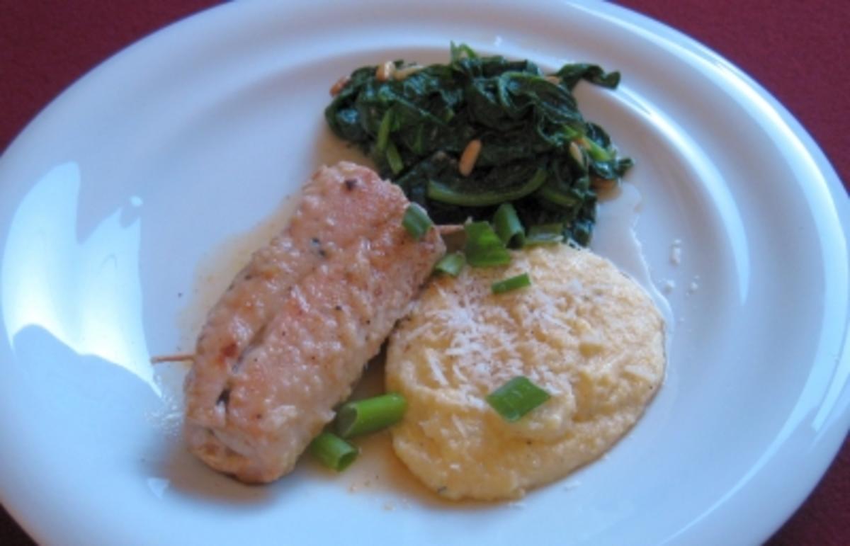 Bilder für Putenfleischröllchen mit Gemüseeinlage, Polenta cremosa, Blattspinat u. Pinoli - Rezept