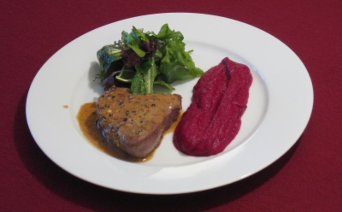 Rinderfilet an Wildkräuter-Salat mit Rote-Bete-Püree und Pfeffersoße - Rezept