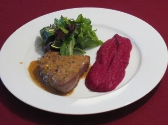Rinderfilet an Wildkräuter-Salat mit Rote-Bete-Püree und Pfeffersoße - Rezept