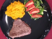 Straußensteaks vom Teppan-Yaki-Grill mit Süßkartoffel-Chili-Püree u. Avocadosalat - Rezept