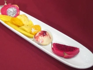 Rezept: Potpourri von Südfrüchten und Eis mit Lemongras-Sirup Potpourri von Südfrüchten und Eis mit Lemongras-Sirup - Rezept