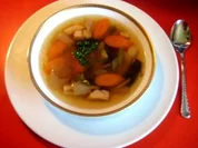 klare, kräftige Fleischsuppe mit gemüseeinlage - Rezept