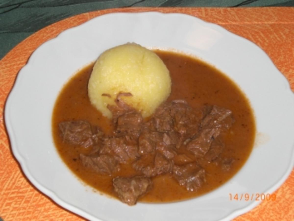Gulasch mit Rindfleisch... Schulter oder Keule und Zwiebeln Rezept mit Bild kochbar.de